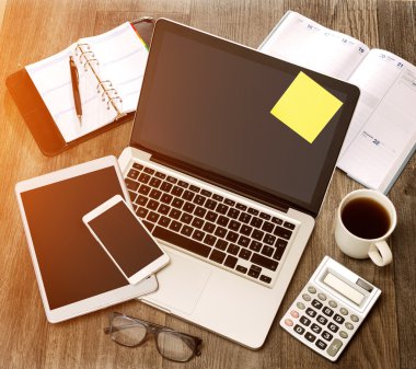 İşadamı Danışma dizüstü bilgisayar ile yüksek tanımlı ahşap, tablet bir
