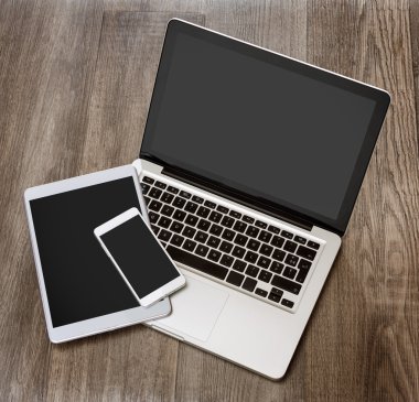 Laptop tablet ve bir ahşap cep telefonu ile yüksek tanımlı
