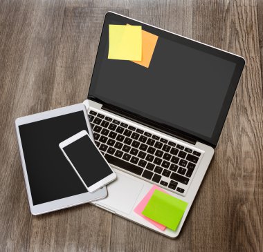 Laptop tablet ve bir ahşap cep telefonu ile yüksek tanımlı