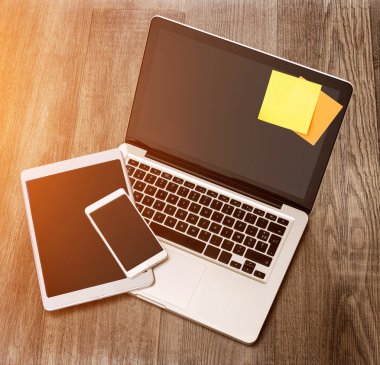 Laptop tablet ve bir ahşap cep telefonu ile yüksek tanımlı