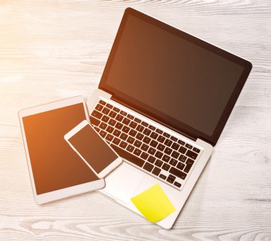 Laptop tablet ve ahşap bir backg üstünde hareket eden yüksek tanımlı