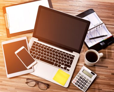 İşadamı Danışma dizüstü bilgisayar ile yüksek tanımlı ahşap, tablet bir