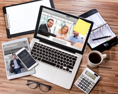 İşadamı Danışma dizüstü bilgisayar ile yüksek tanımlı ahşap, tablet bir