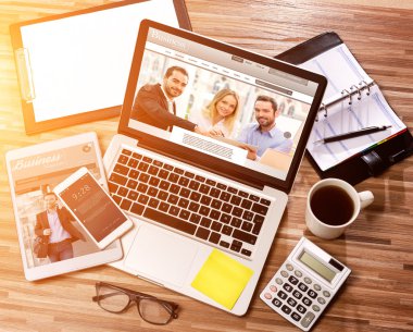 İşadamı Danışma dizüstü bilgisayar ile yüksek tanımlı ahşap, tablet bir