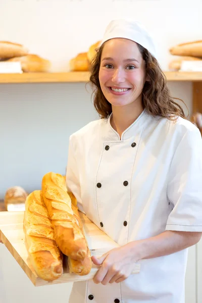 Junge Bäckerin arbeitet in der Bäckerei — Stockfoto