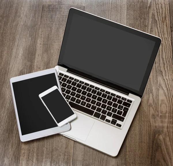 Laptop tablet ve bir ahşap cep telefonu ile yüksek tanımlı — Stok fotoğraf