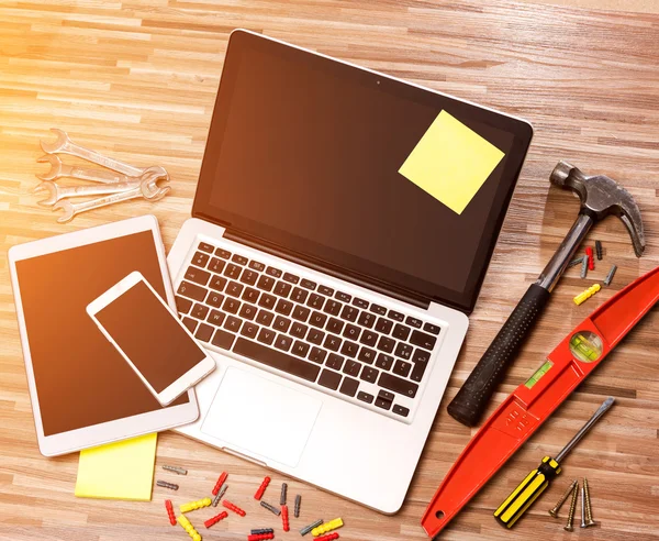 Wood handyman's desk in high definition with laptop, tablet and — Stock Photo, Image