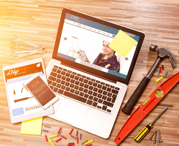 Mesa de madeira handyman em alta definição com laptop, tablet e — Fotografia de Stock