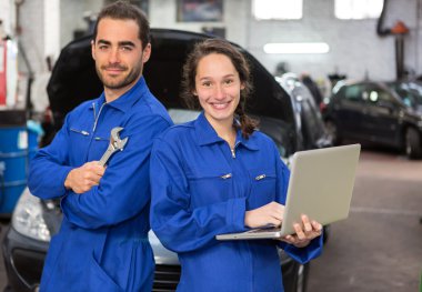 Tamirci ekibi garajda çalışıyor.