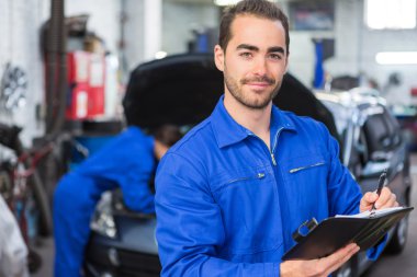 Garajda çalışan genç çekici makinist