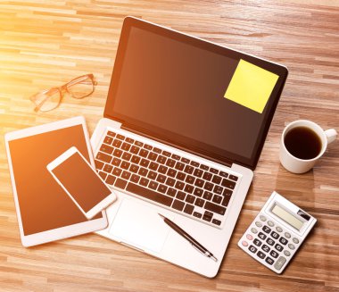 İşadamı Danışma dizüstü bilgisayar ile yüksek tanımlı ahşap, tablet bir