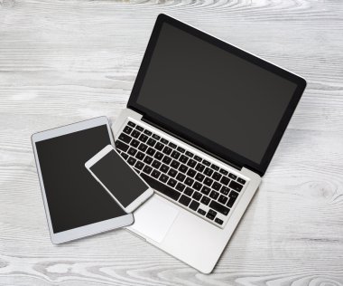 Lapotop tablet ve geri bir odun üstünde hareket eden yüksek tanımlı