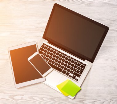 Laptop tablet ve ahşap bir backg üstünde hareket eden yüksek tanımlı