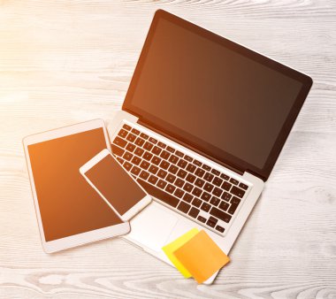 Laptop tablet ve ahşap bir backg üstünde hareket eden yüksek tanımlı