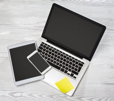 Laptop tablet ve ahşap bir backg üstünde hareket eden yüksek tanımlı