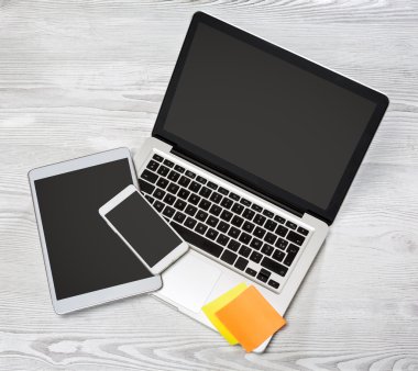 Laptop tablet ve ahşap bir backg üstünde hareket eden yüksek tanımlı