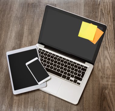 Laptop tablet ve bir ahşap cep telefonu ile yüksek tanımlı