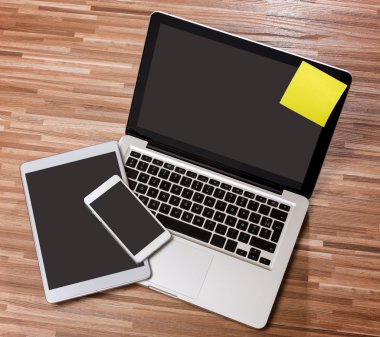 Laptop tablet ve bir ahşap cep telefonu ile yüksek tanımlı