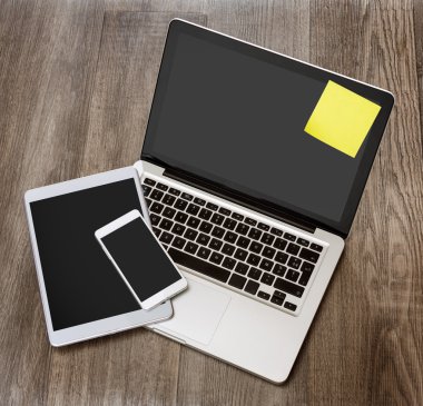 Laptop tablet ve bir ahşap cep telefonu ile yüksek tanımlı