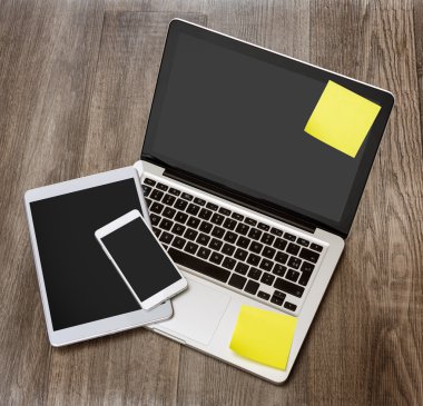 Laptop tablet ve bir ahşap cep telefonu ile yüksek tanımlı