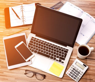 İşadamı Danışma dizüstü bilgisayar ile yüksek tanımlı ahşap, tablet bir