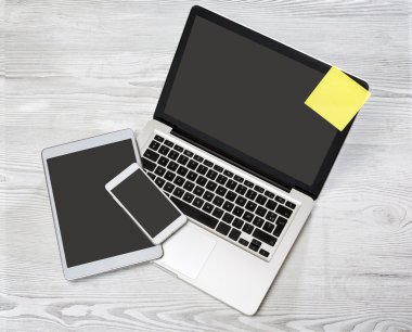 Laptop tablet ve ahşap bir backg üstünde hareket eden yüksek tanımlı