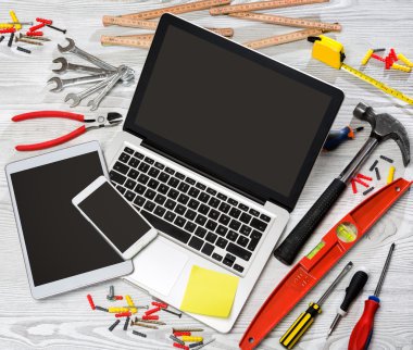 Ahşap el işleri ustası'nın Danışma dizüstü bilgisayar ile yüksek tanımlı, tablet ve 