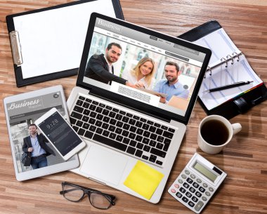 İşadamı Danışma dizüstü bilgisayar ile yüksek tanımlı ahşap, tablet bir