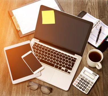 İşadamı Danışma dizüstü bilgisayar ile yüksek tanımlı ahşap, tablet bir