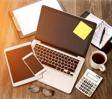 İşadamı Danışma dizüstü bilgisayar ile yüksek tanımlı ahşap, tablet bir