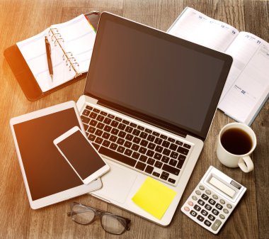 İşadamı Danışma dizüstü bilgisayar ile yüksek tanımlı ahşap, tablet bir