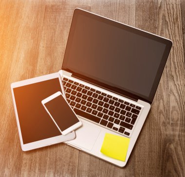 Laptop tablet ve bir ahşap cep telefonu ile yüksek tanımlı