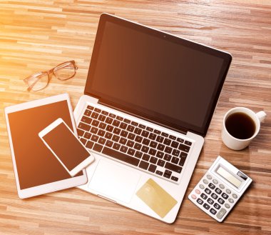 İşadamı Danışma dizüstü bilgisayar ile yüksek tanımlı ahşap, tablet bir