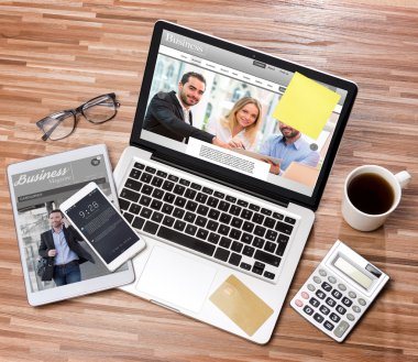 İşadamı Danışma dizüstü bilgisayar ile yüksek tanımlı ahşap, tablet bir