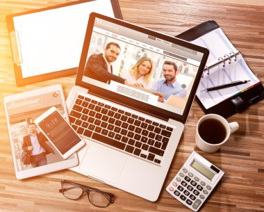 İşadamı Danışma dizüstü bilgisayar ile yüksek tanımlı ahşap, tablet bir