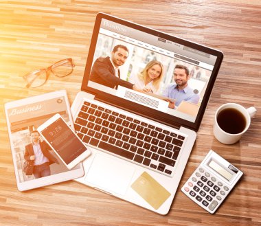 İşadamı Danışma dizüstü bilgisayar ile yüksek tanımlı ahşap, tablet bir