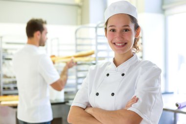 Genç attarctive baker pastanede çalışıyor