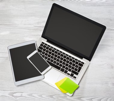 Laptop tablet ve ahşap bir backg üstünde hareket eden yüksek tanımlı