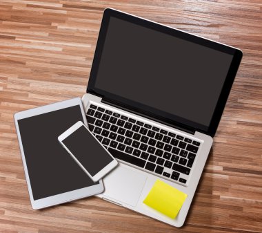 Laptop tablet ve bir ahşap cep telefonu ile yüksek tanımlı