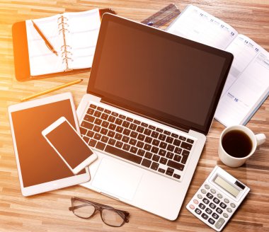 İşadamı Danışma dizüstü bilgisayar ile yüksek tanımlı ahşap, tablet bir