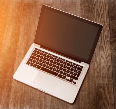 Dizüstü ahşap arka plan üzerinde yüksek tanımlı