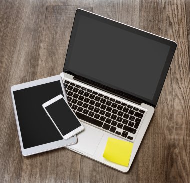 Laptop tablet ve bir ahşap cep telefonu ile yüksek tanımlı