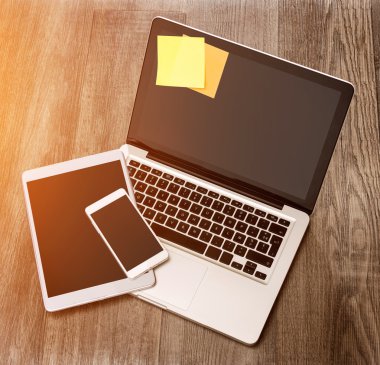 Laptop tablet ve bir ahşap cep telefonu ile yüksek tanımlı