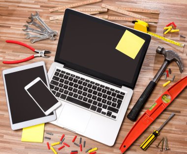 Ahşap el işleri ustası'nın Danışma dizüstü bilgisayar ile yüksek tanımlı, tablet ve 