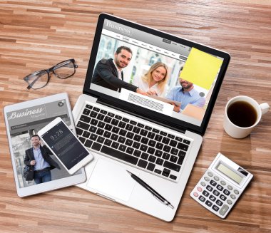 İşadamı Danışma dizüstü bilgisayar ile yüksek tanımlı ahşap, tablet bir