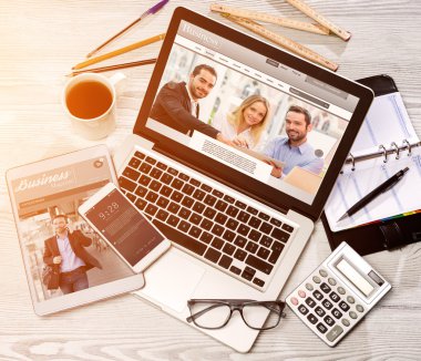 İşadamı Danışma dizüstü bilgisayar ile yüksek tanımlı ahşap, tablet bir