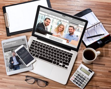 İşadamı Danışma dizüstü bilgisayar ile yüksek tanımlı ahşap, tablet bir