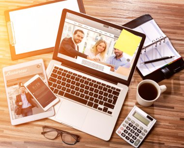 İşadamı Danışma dizüstü bilgisayar ile yüksek tanımlı ahşap, tablet bir