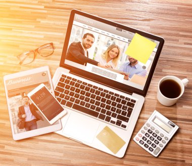 İşadamı Danışma dizüstü bilgisayar ile yüksek tanımlı ahşap, tablet bir