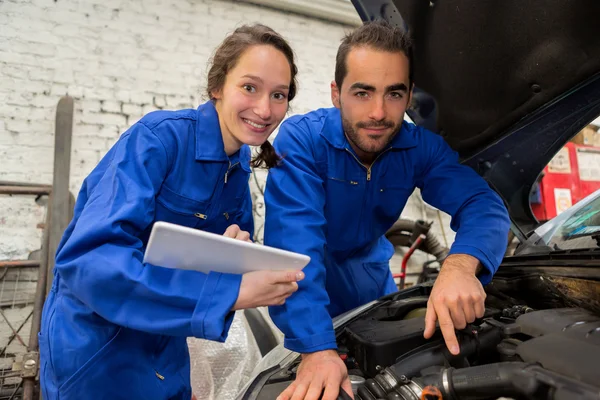 Equipo de mecánicos que trabajan en el garaje —  Fotos de Stock